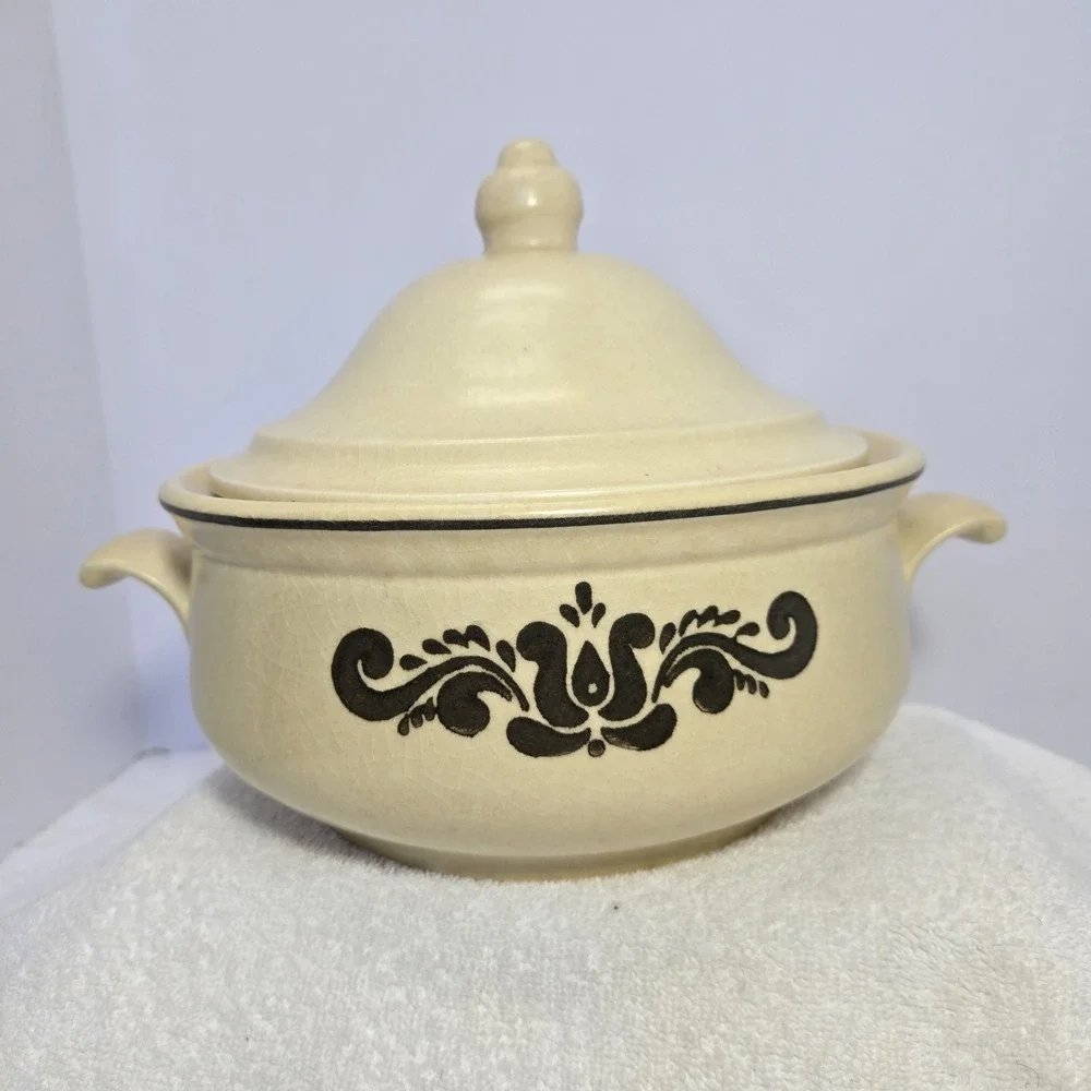 Vintage - Pfaltzgraff Village 2 Quart Casserole with Lid and Handles 6-315 - USA